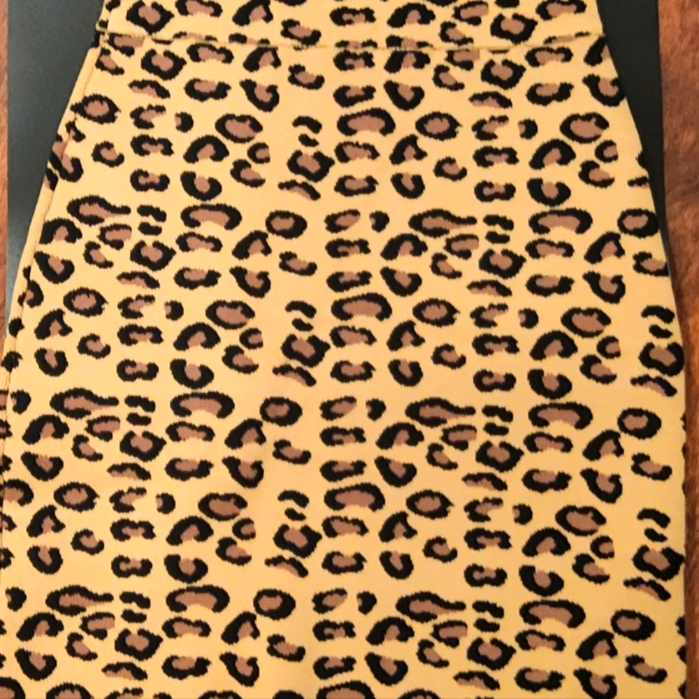 Fitted leopard printed Skirt